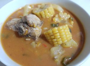 Una foto de Caldo de pollo con viandas y maíz