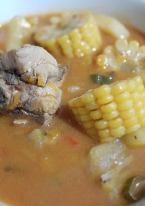 Una foto de Caldo de pollo con viandas y maíz
