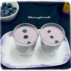 A picture of Blueberry yoghurt smoothie.