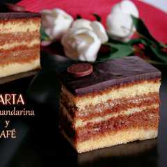 Una foto de Tarta de mandarina y café con cobertura de chocolate negro