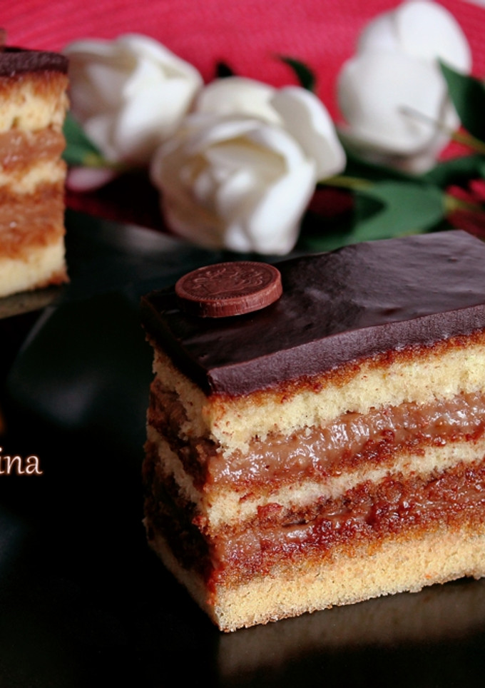 Una foto de Tarta de mandarina y café con cobertura de chocolate negro