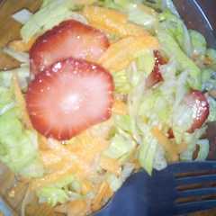 Una foto de Ensalada fácil y deliciosa 🍓🍋