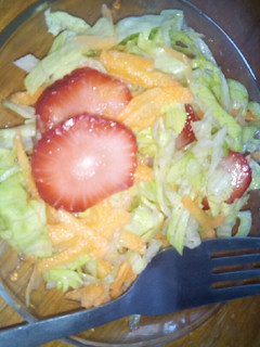 Una foto de Ensalada fácil y deliciosa 🍓🍋