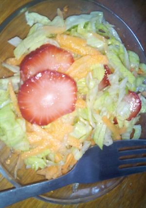Una foto de Ensalada fácil y deliciosa 🍓🍋