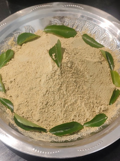 கறிவேப்பிலை இட்லி பொடி (Curry leaves idli podi recipe in tamil) செய்முறை முக்கிய புகைப்படம்