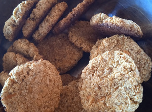 Una foto de Galletas de zanahoria, coco, banana, avena y maní😋