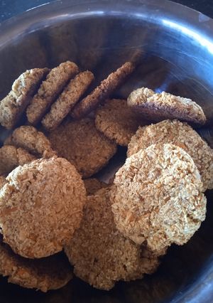 Una foto de Galletas de zanahoria, coco, banana, avena y maní😋