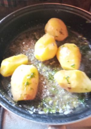 Una foto de Papas en mantequilla y perejil