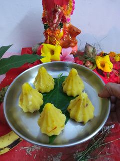 मूंग मोदक (Moong modak recipe in hindi) रेसिपी मुख्य फोटो