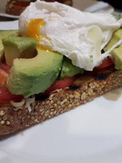 Una foto de Tostada con aguacate para desayunar, merendar, cenar