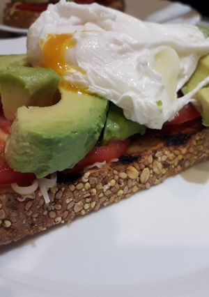 Foto principal de Tostada con aguacate para desayunar, merendar, cenar