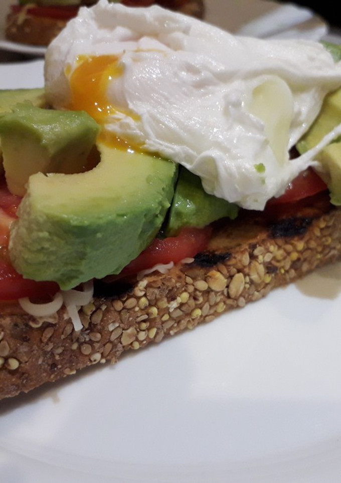 Una foto de Tostada con aguacate para desayunar, merendar, cenar