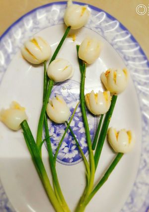 Hình của món Hoa tuylip trắng làm từ trứng cút.