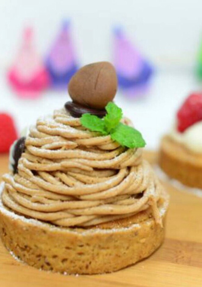 Una foto de Torre de castañas con relleno de orujo y queso crema 🌰