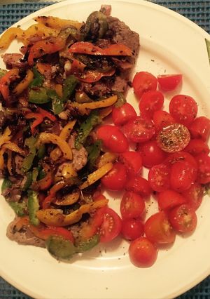 Una foto de Bifecitos con ensalada