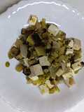 Berenjena con tofu, aguacate, guisantes y feta