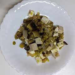 Una foto de Berenjena con tofu, aguacate, guisantes y feta