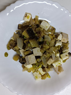 Una foto de Berenjena con tofu, aguacate, guisantes y feta