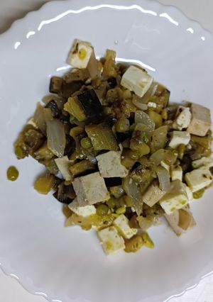 Una foto de Berenjena con tofu, aguacate, guisantes y feta