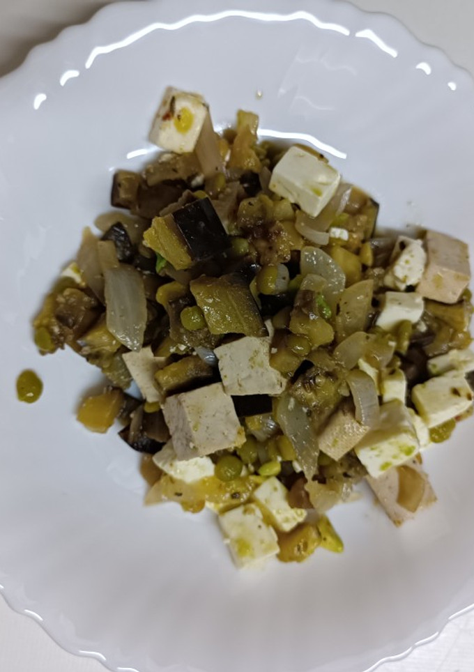 Una foto de Berenjena con tofu, aguacate, guisantes y feta