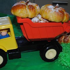 A picture of Stuffed spicy pumpkin bread.