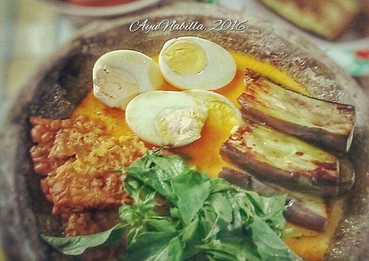 Cara mudah meracik Pecel tempe komplit yang Bikin Ngiler