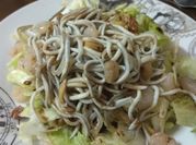 Una foto de ensalada de marisco