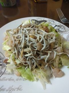 Una foto de Ensalada templada de gulas y gambas