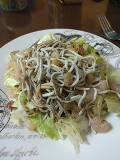 Una foto de Ensalada templada de gulas y gambas