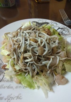 Una foto de Ensalada templada de gulas y gambas
