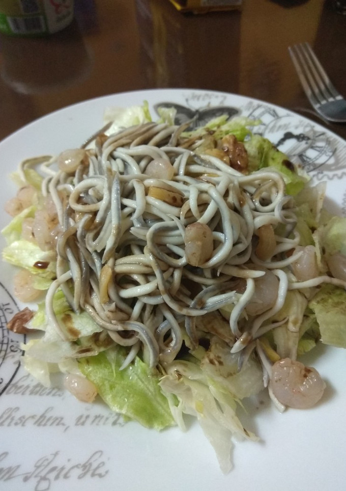 Una foto de Ensalada templada de gulas y gambas