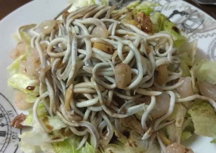 Ensalada templada de gulas y gambas
