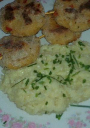 Una foto de Mini hamburguesas de pollo con arroz blanco