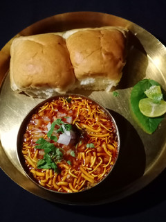મિસળ પાવ (ઓરિજીનલ કોંકણી રેસીપી)(Misal Pau Recipe In Gujarati) રેસીપી મુખ્ય ફોટો