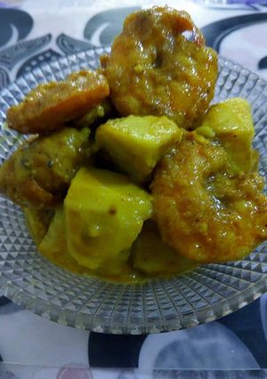 A picture of Kachu Diye Chingri / Prawns with Taro.