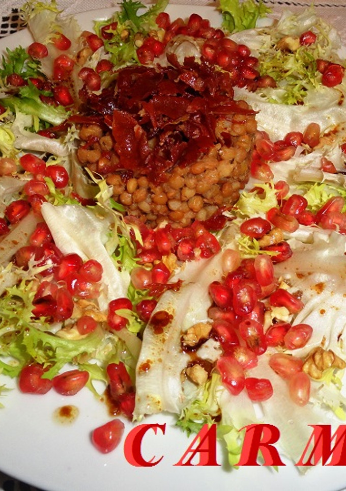 Una foto de Ensalada tibia de escarola y lentejas con jamón