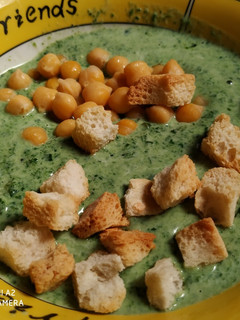 Una foto de Crema de espinacas con picatostes y/o garbanzo