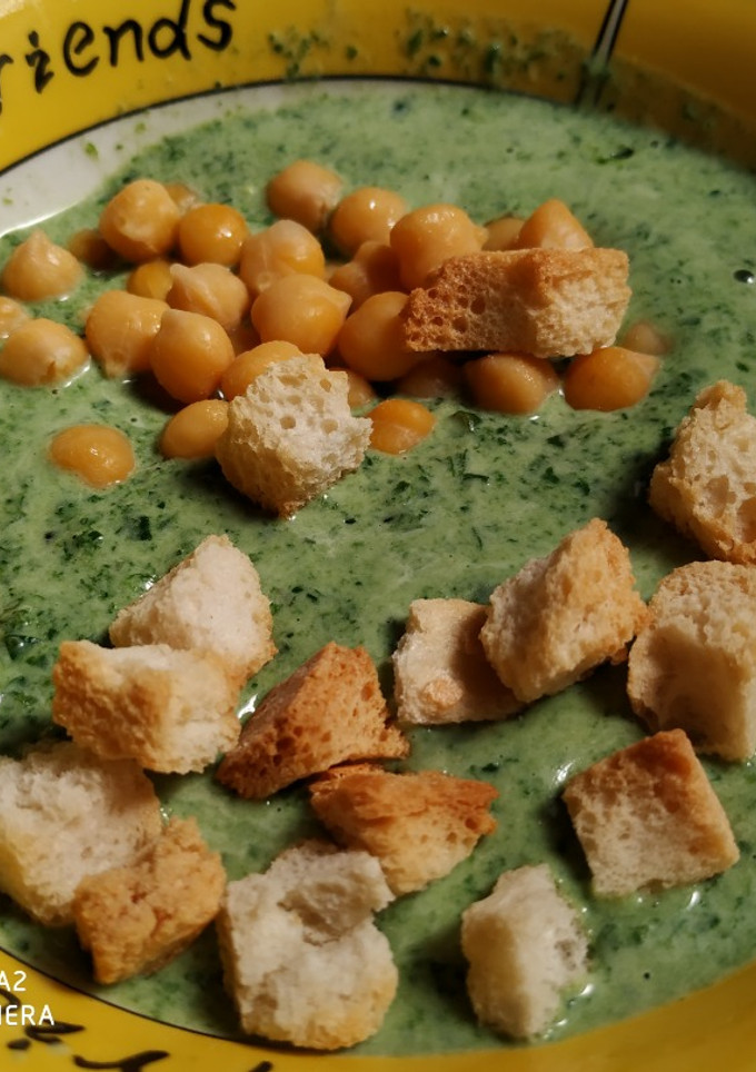 Una foto de Crema de espinacas con picatostes y/o garbanzo