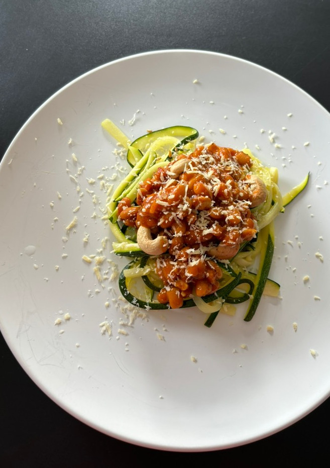 Una foto de 🌱 Spaghetti di zucchini con beans y anacardos 🌱