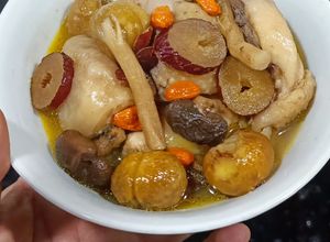 Hình của món Gà hầm hạt dẻ.