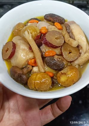 Hình của món Gà hầm hạt dẻ.