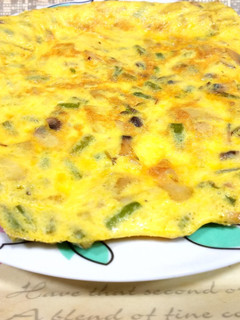 Una foto de Tortilla de patata, espárragos y champiñones