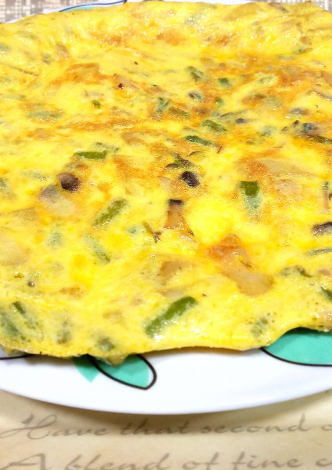 Una foto de Tortilla de patata, espárragos y champiñones
