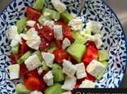 Une photo de tomates concombre