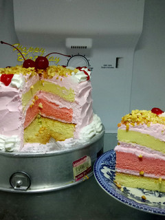 Foto resep Strawberry ice cream cake