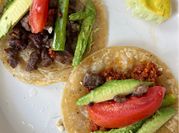 Una foto de tacos de longaniza