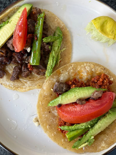 Una foto de Tacos de longaniza y bistec
