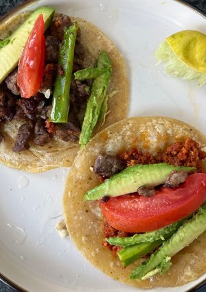 Una foto de Tacos de longaniza y bistec