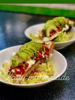 Une photo de Avocado toast - tomates