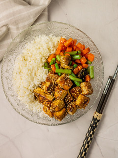 Una foto de 🍚Ginger sésame tofu con arroz y verduras 🍚
